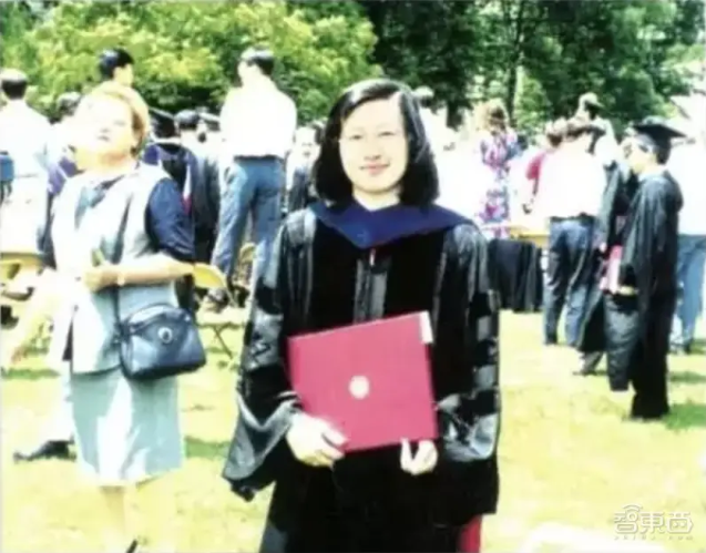 1994年，获得博士学位的苏姿丰在麻省理工的毕业典礼上.png