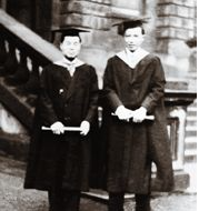 杨立铭（右）和程开甲在英国爱丁堡大学获博士学位时的合影.png