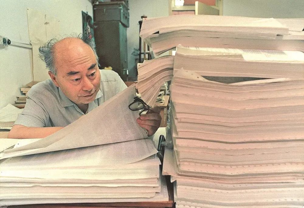 1996年，于敏在北京办公室查阅计算机数据.jpg