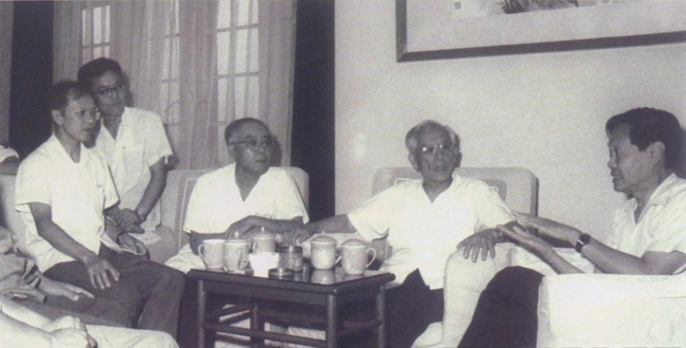 1986年，周培源（右二）与杨振宁（右一）等交谈.jpg