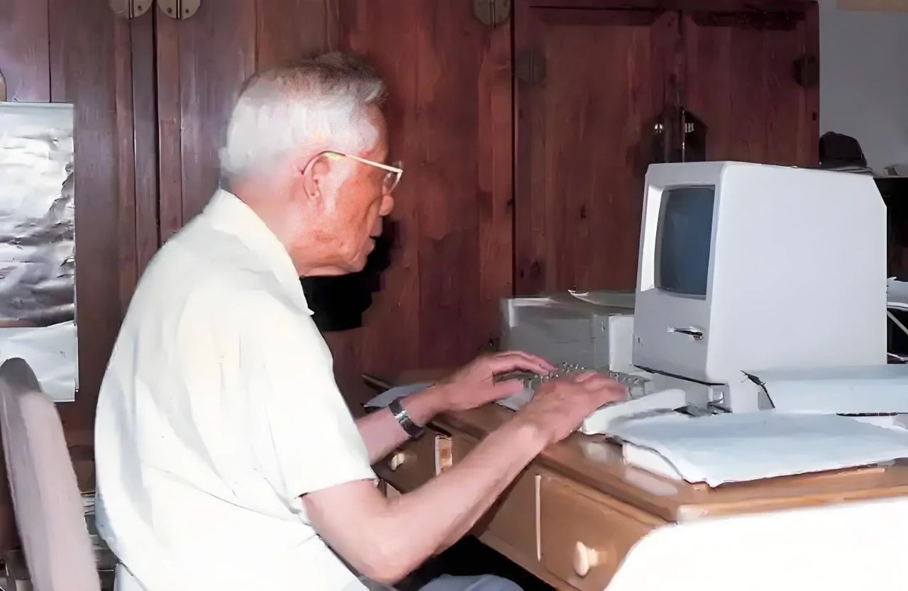 周培源学习计算机.jpg