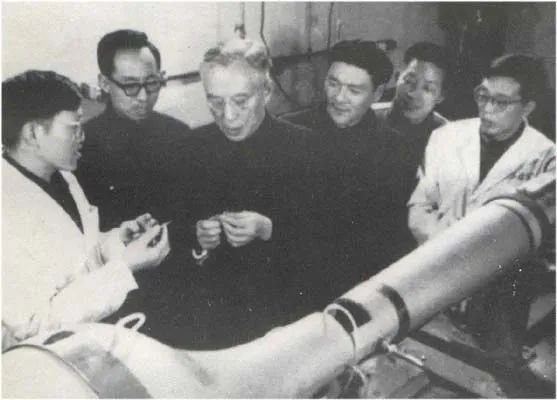 1973年，周培源（左三）在实验室指导热线探针的研制工作.jpg